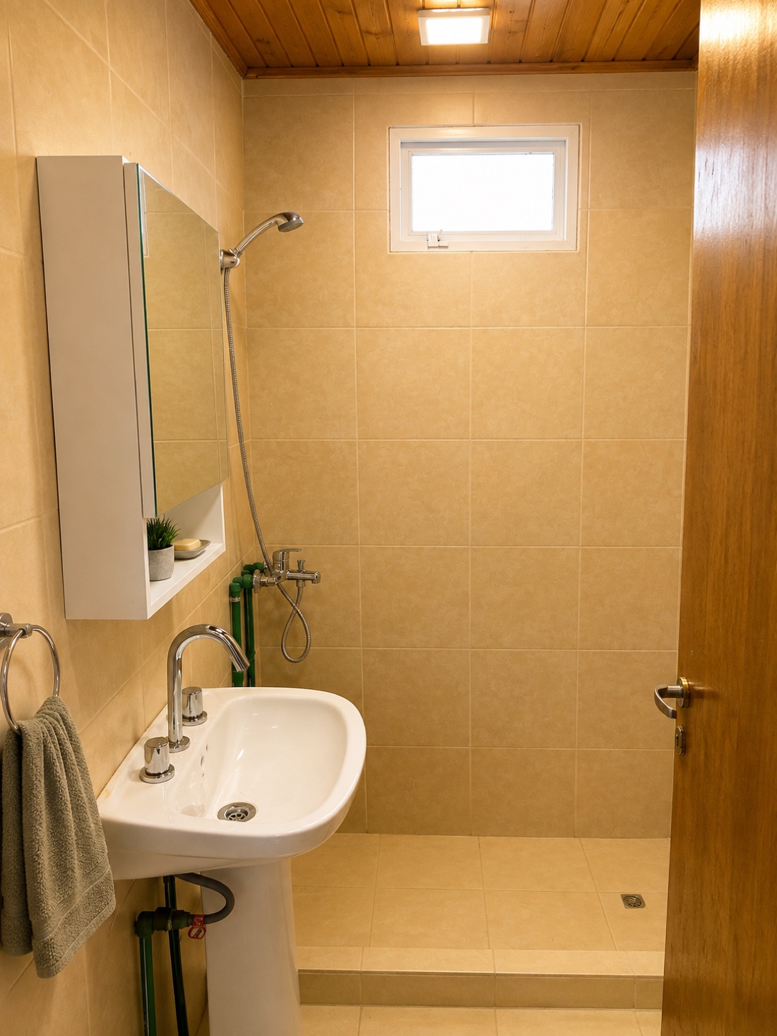 Baño privado con ducha dentro de una cabaña