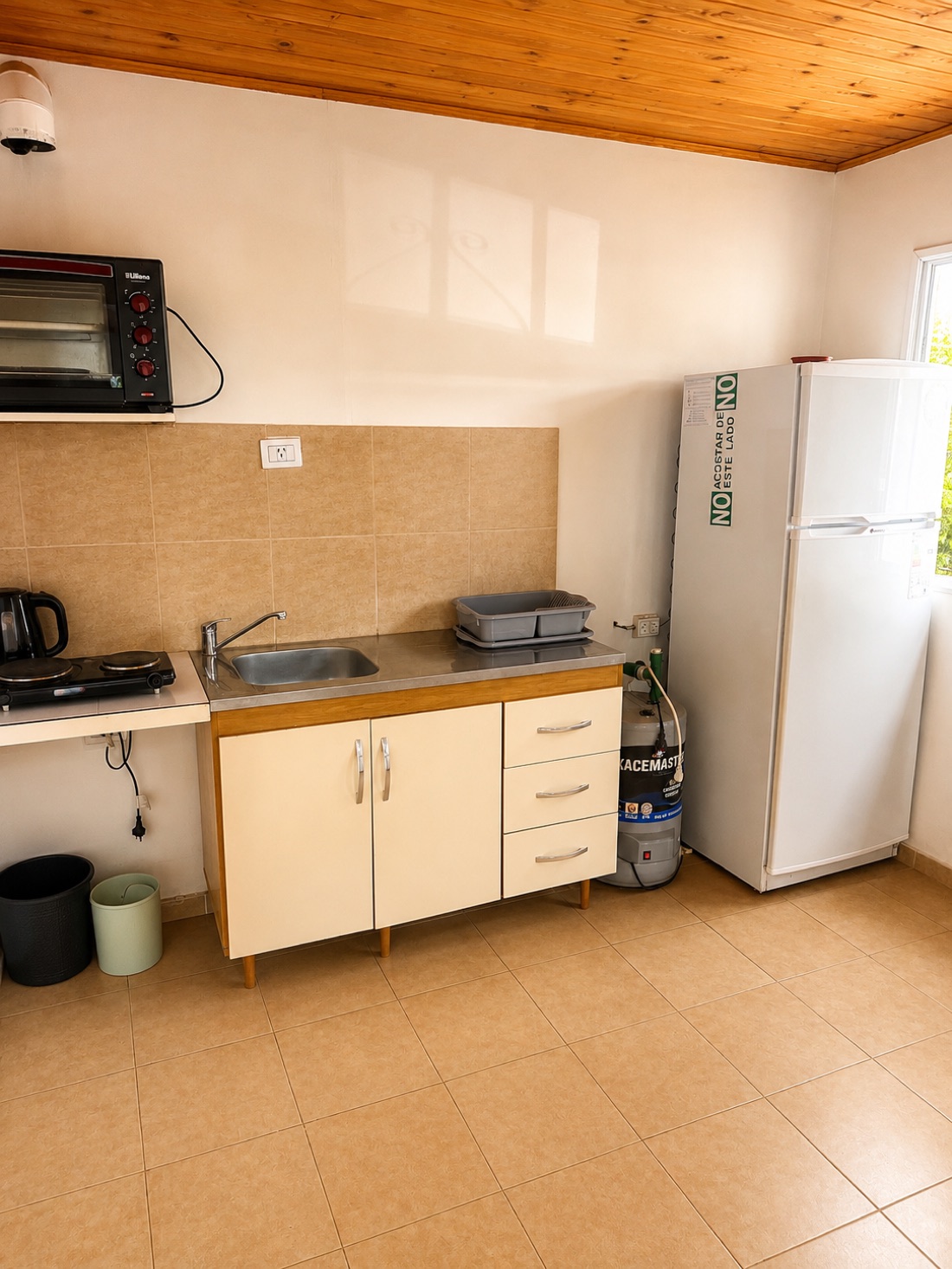 Cocina equipada con anafe, horno y heladera