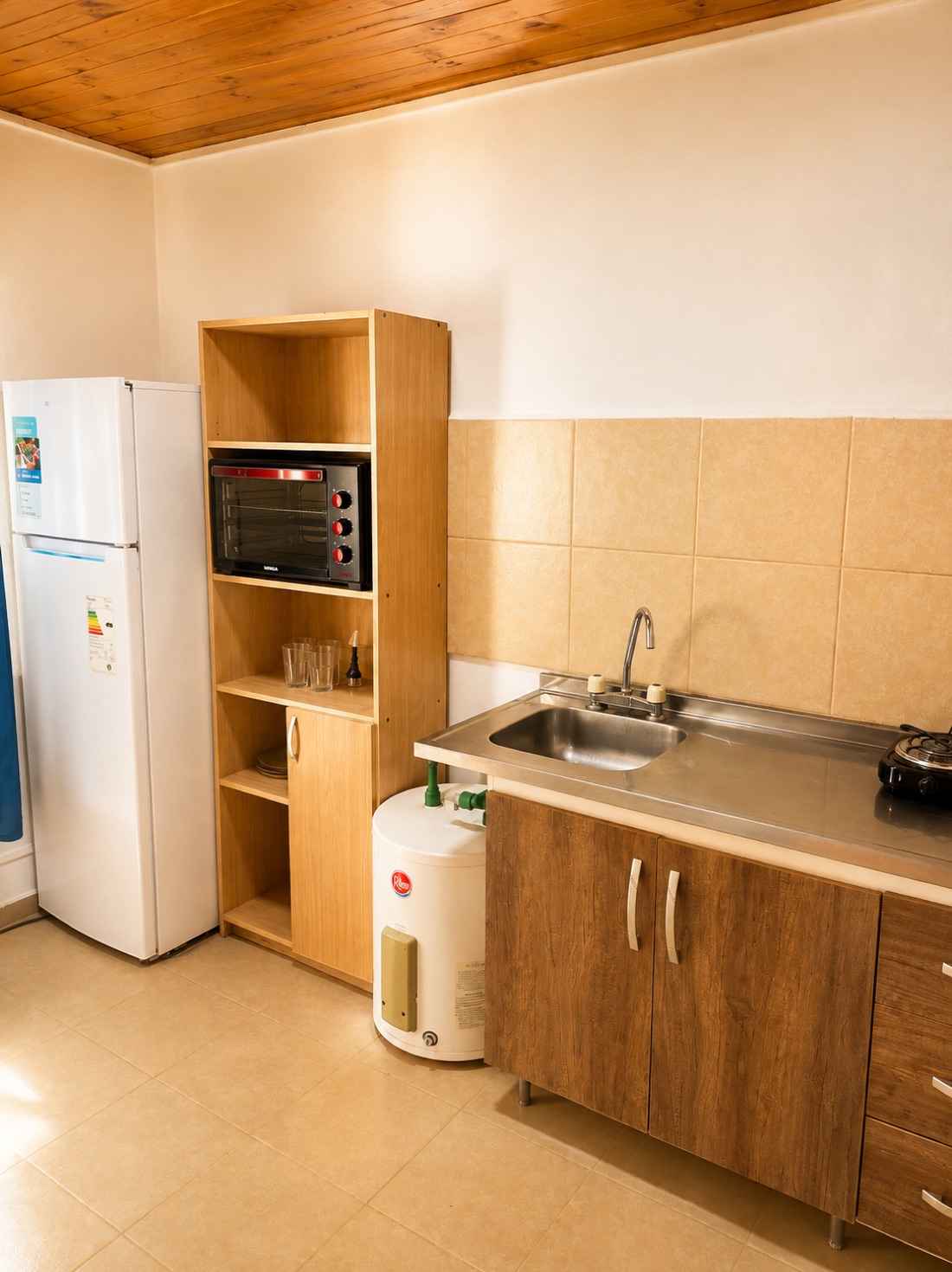Cocina equipada con heladera, horno y mesada