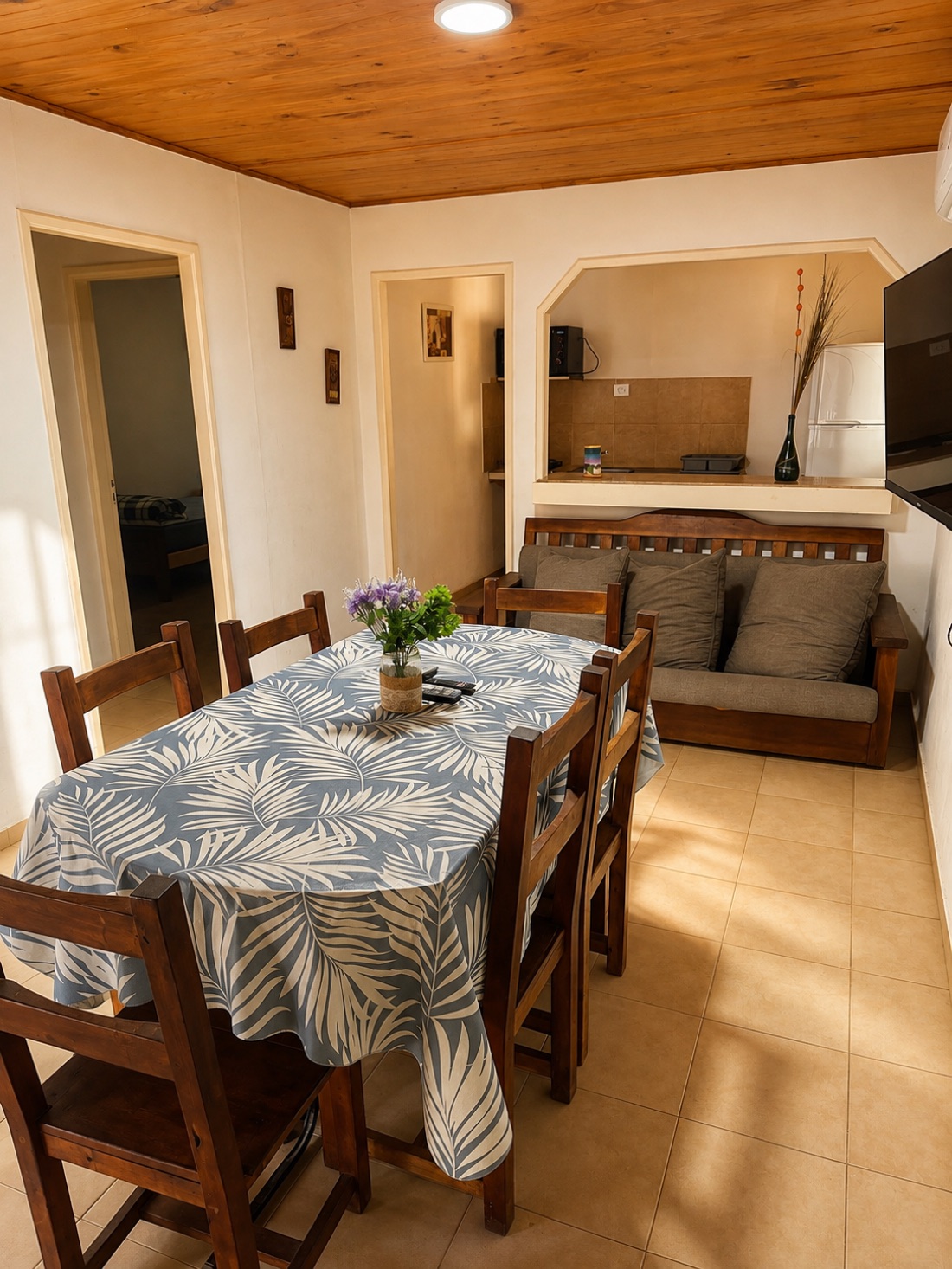 Living comedor equipado dentro de una cabaña