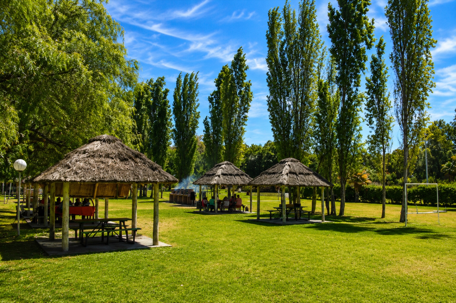 Quinchos con parrilleros sobre el parque de Palmar del Lago